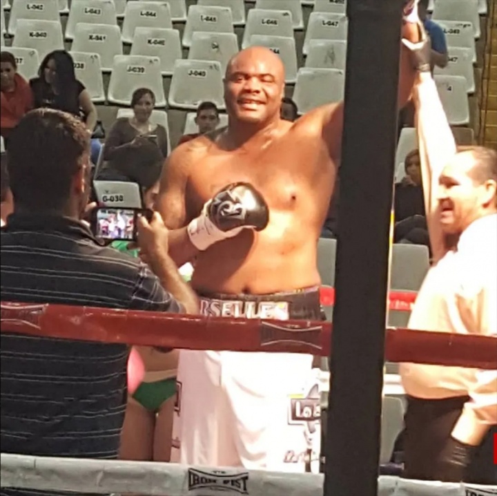 天博体育-杰伦-布朗拳王父亲涉暴力事件：车门冲突引发严重伤害案