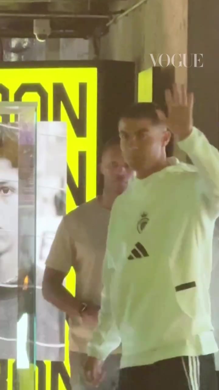 C罗昨晚现身参观CR7博物馆与球迷打招呼，现场球迷高喊C罗